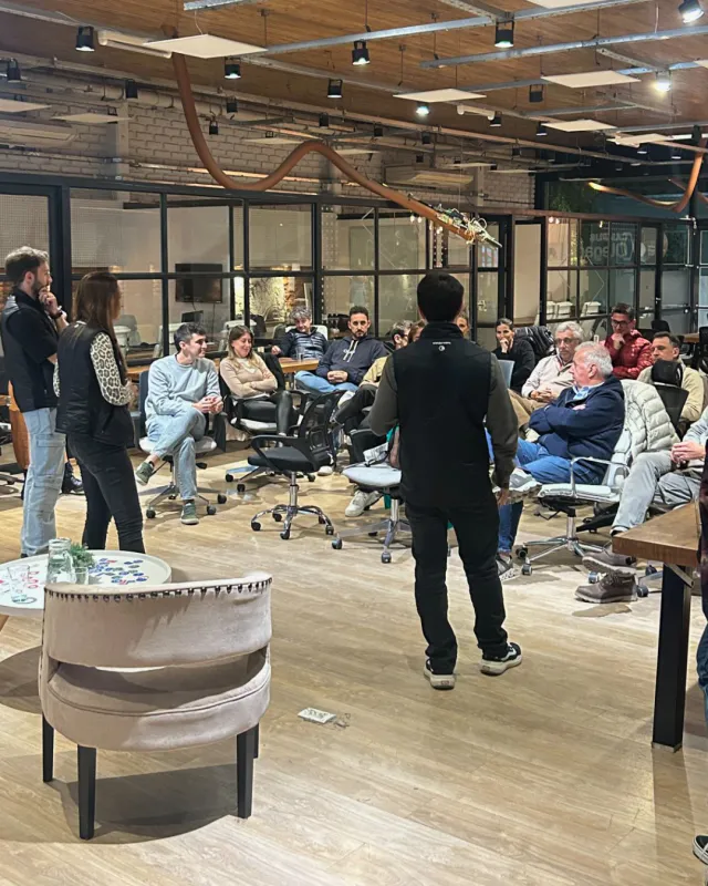 Charla en las oficinas de Embarca, con el equipo sentado en ronda